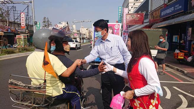 國民黨台南市長候選人謝龍介（右）陪同黨籍議員候選人童小芸車隊拜票前，有民眾上前加油打氣。（程炳璋攝）