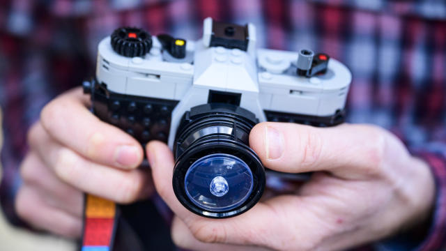How To Build A Working Lego Movie Camera - with Spinning Film Reels! 