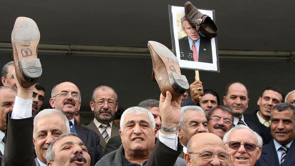 Manifestación en Jordania en apoyo al periodista Muntazer al-Zaidi.