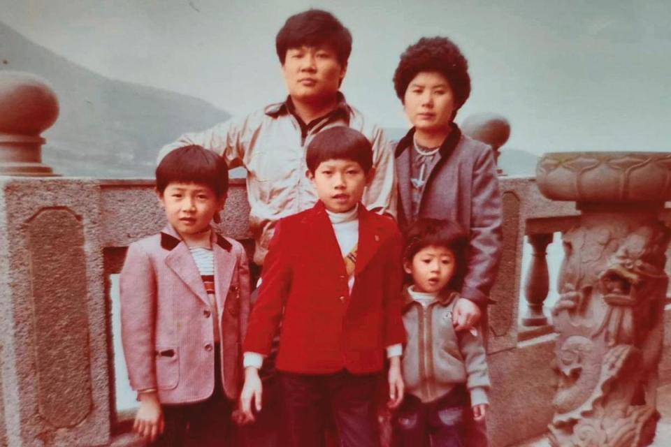 蔡清坡（後排左）從小跟著爸爸做麻粩、賣麻粩，結婚生子後靠著這手藝養活一家人。（福隆製菓提供）