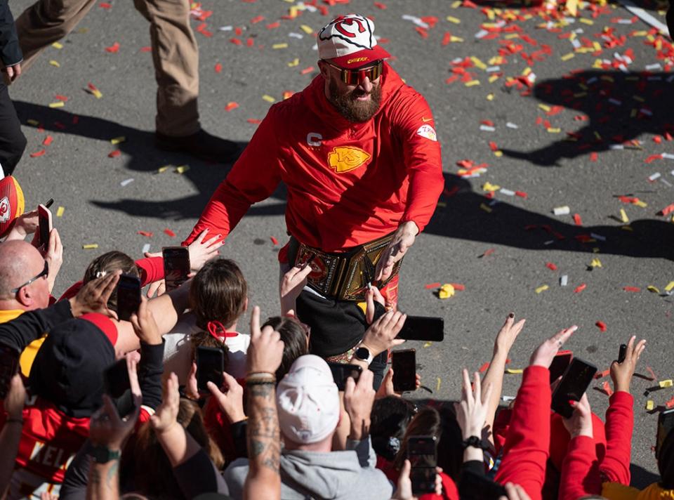 <p><strong>Travis Kelce greets fans</strong></p>