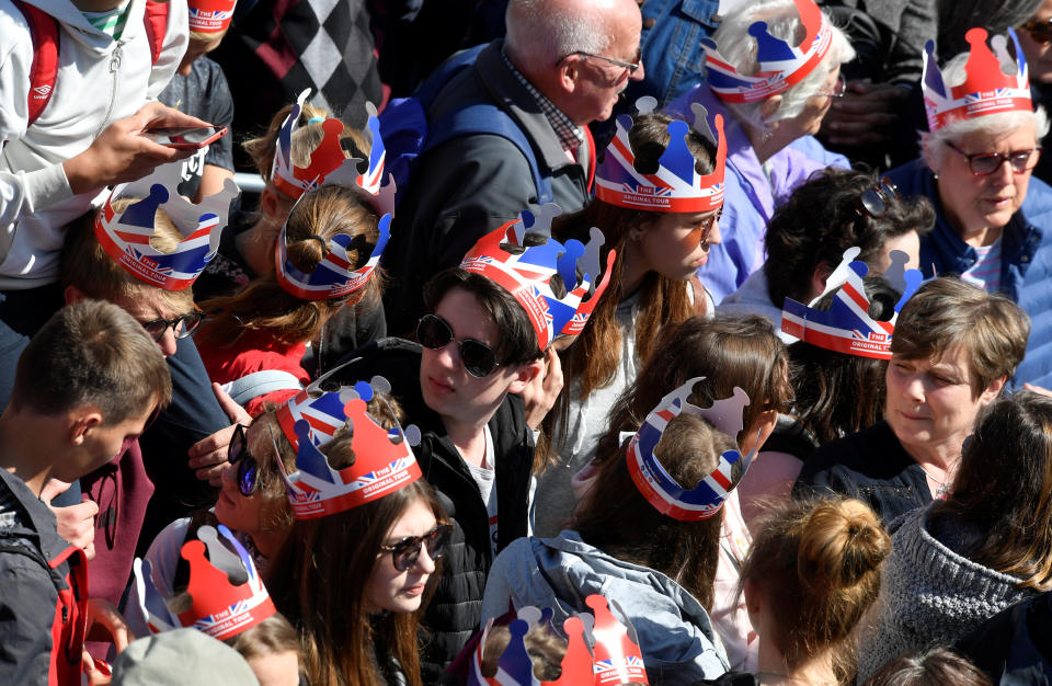 <p>Se calcula que llegarán unas 150.000 personas este sábado a Windsor. Por ello, se han aumentado el número de trenes y se han dispuesto unas 6.000 plazas de aparcamiento cerca de The Long Walk, el camino que lleva hasta el castillo donde se celebrará la boda. (Foto: Toby Melville / Reuters). </p>