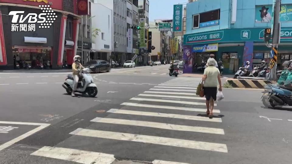 台南市成功路與忠義路口汽車不禮讓行人，斑馬線如同虛設。（圖／TVBS）
