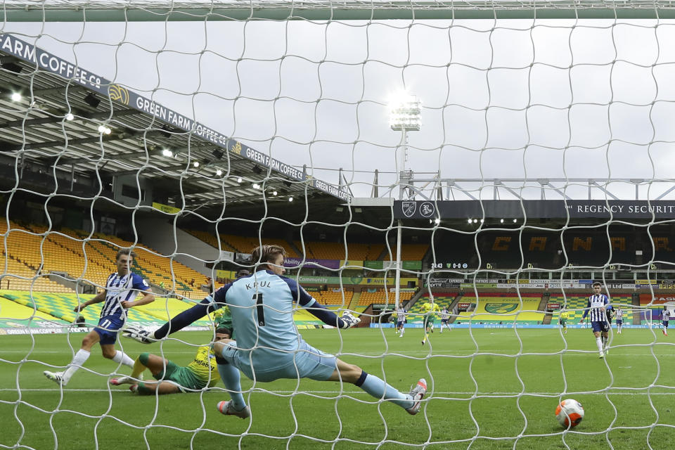 El delantero de Brighton Leandro Trossard, izquierda, anota un gol en un partido de la Liga Premier inglesa contra Norwich el sábado, 4 de julio del 2020. (Richard Heathcote/Pool Foto via AP)