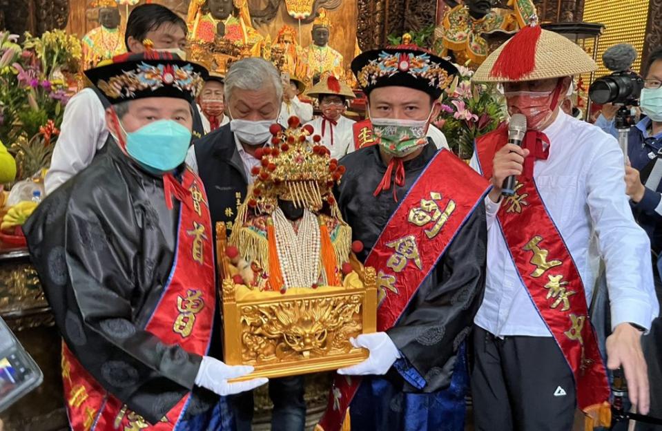 西港慶安宮二十三日前往鹿耳門天后宮迎請「鹿耳門媽」御駕蔭香巡禮。（記者陳治交攝）