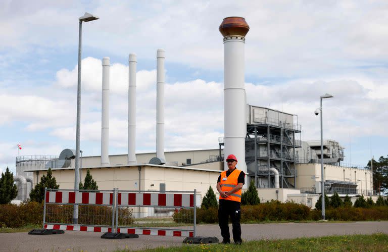 Un hombre frente a las instalaciones de recepción y distribución de gas natural en los terrenos del operador de redes de transporte y gasoductos Gascade en Lubmin, al noreste de Alemania, cerca de la frontera con Polonia, el 30 de agosto de 2022.