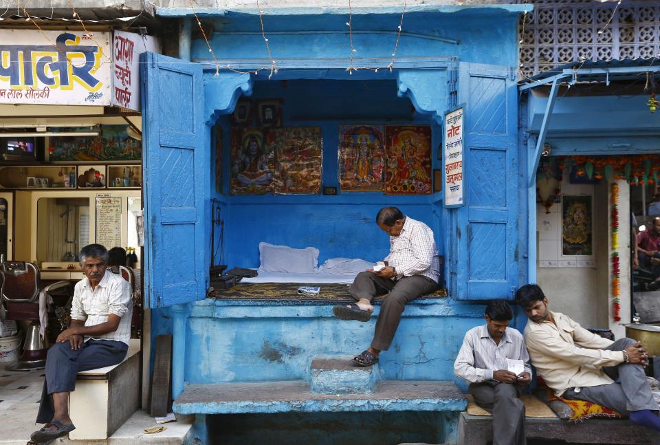 Varios hombres se sientan en una galería comercial en Jodhpur.