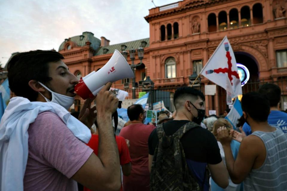 La manifestación por el 27F continuó al caer la tarde frente a la Casa Rosada