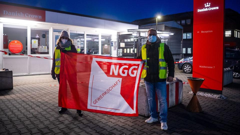 Mitglieder der Gewerkschaft Nahrung-Genuss-Gaststätten rufen vor dem Unternehmen "Danish Crown" zu Warnstreiks auf.