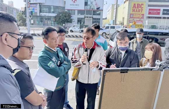 仁德區中山路與文德路口汽機車爭道交通事故頻傳，立委林俊憲特邀相關單位會勘求解方。（記者李嘉祥攝）