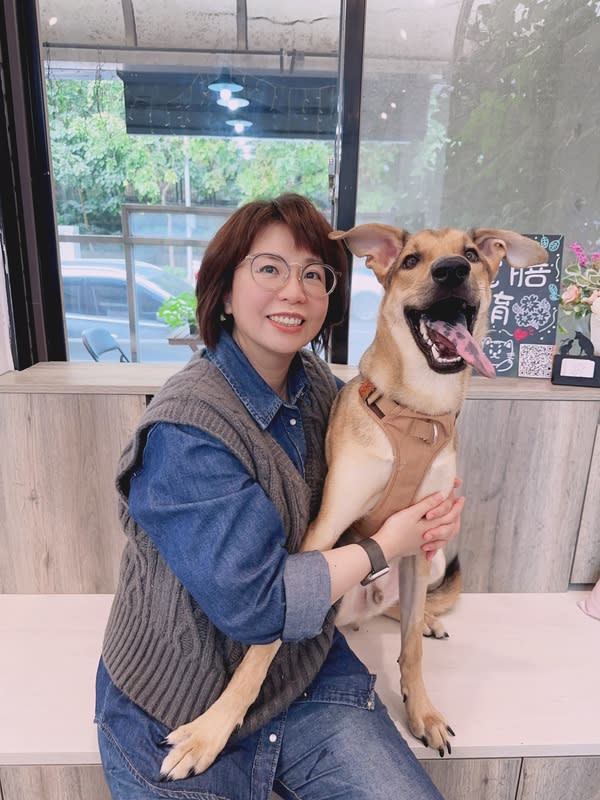 照顧毛小孩健康  「寵膳媽媽」陳蓁自學後創業 原本只是飼主的陳蓁，為照顧毛小孩健康自學，進而 投入寵物產業，更創辦中華寵愛健康發展促進會，被 稱為「寵膳媽媽」。 （陳蓁提供） 中央社記者許秩維傳真  113年3月14日 