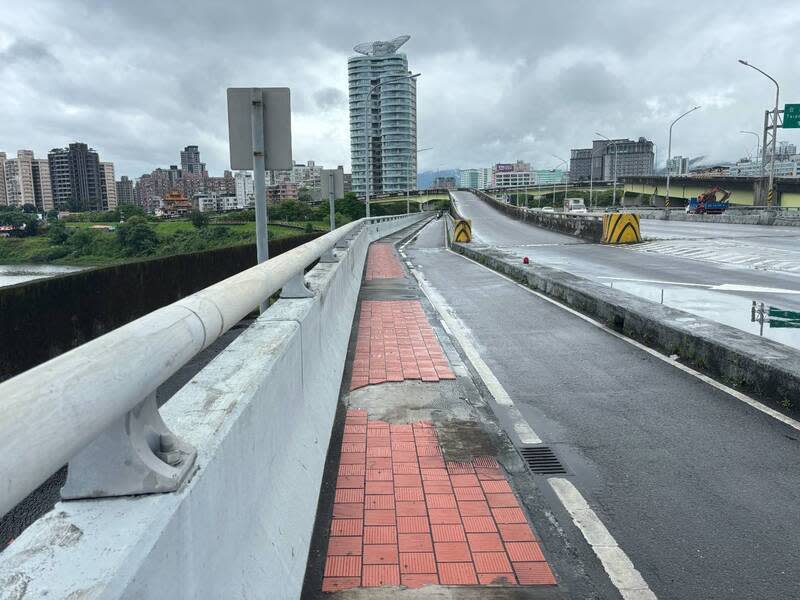 秀朗橋5/10起人行道鋪面更新 機車、行人改道 新北市政府養護工程處8日表示，秀朗橋人行道因熱 脹冷縮導致磁磚破裂，將進行鋪面更新，5月10日到6 月23日每晚10時到隔天清晨6時，封閉往中和方向機 車道，往中和方向人行道則全天封閉，請民眾配合改 道。 （新北市養工處提供） 中央社記者楊侃儒傳真  113年5月8日 