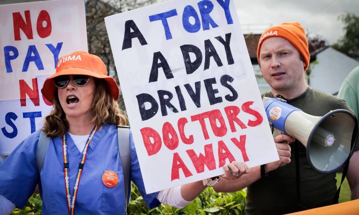 <span>Striking junior doctors outside Northallerton’s Friarage hospital.</span><span>Photograph: Mark Pinder/The Guardian</span>