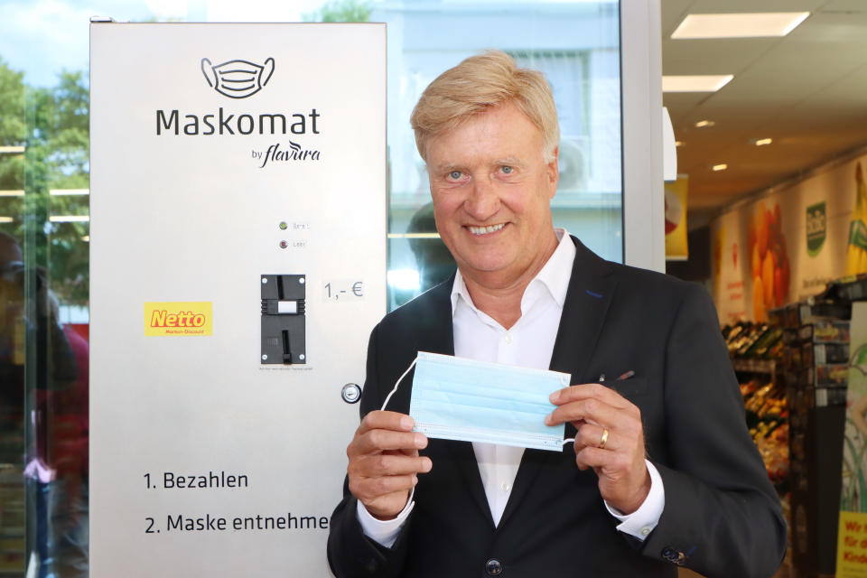 HAMBURG, GERMANY - MAY 28: German politician Ole von Beust presents the first protective face mask vendor for supermarket chain Netto during the Coronavirus crisis on May 28, 2020 in Steilshoop, Hamburg, Germany. The self-service vendor called "Maskomat" by Flavura is placed in front of the grocery store to provide customers with single-use protective face masks for one Euro each. (Photo by Tristar Media/Getty Images)