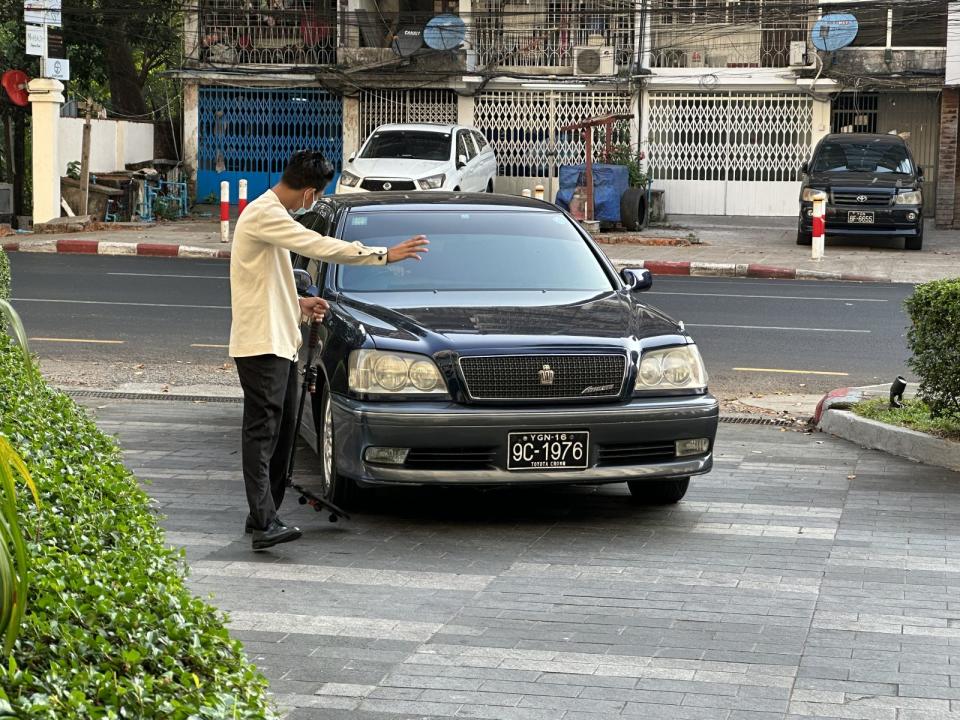 保全人員檢視車輛底盤方能進入飯店。