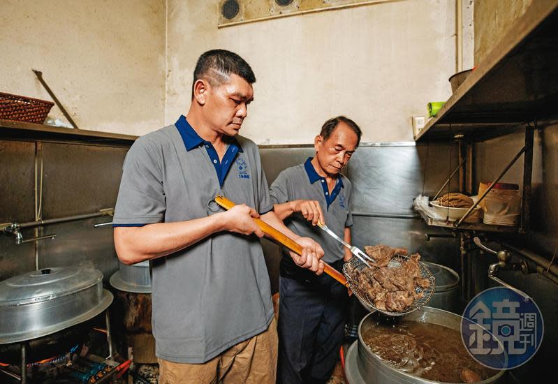 潮州牛肉福第二代老闆葉英和（右）每天清晨5點就和兒子葉力瑋（左）合力熬煮牛雜湯，老店已屹立72年。