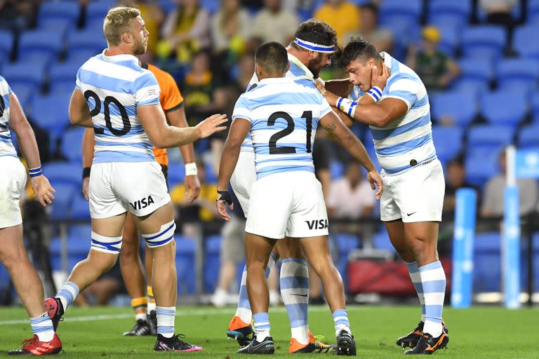 Francisco Gorrissen, Gonzalo García y Eduardo Bello felicitan a Thomas Gallo por su segundo try contra Australia en su estreno con la camiseta de los Pumas, en el Rugby Championship; un debut soñado para el pilar tucumano de 22 años.