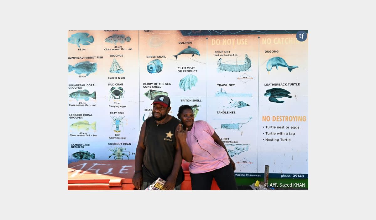 Dauphins, lézards, oiseaux, chauve-souris : aux îles Salomon, le trafic d'animaux est un fléau sans fin
Des habitants devant une affiche répertoriant les espèces protégées à Honiara, dans les îles Salomon, le 21 avril 2024 - AFP, Saeed KHAN