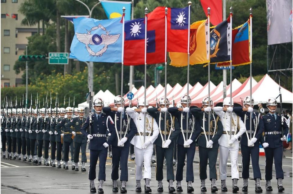 台灣雙十節慶祝活動中，台灣三軍儀仗隊手持中華民國國旗和軍旗參加遊行。