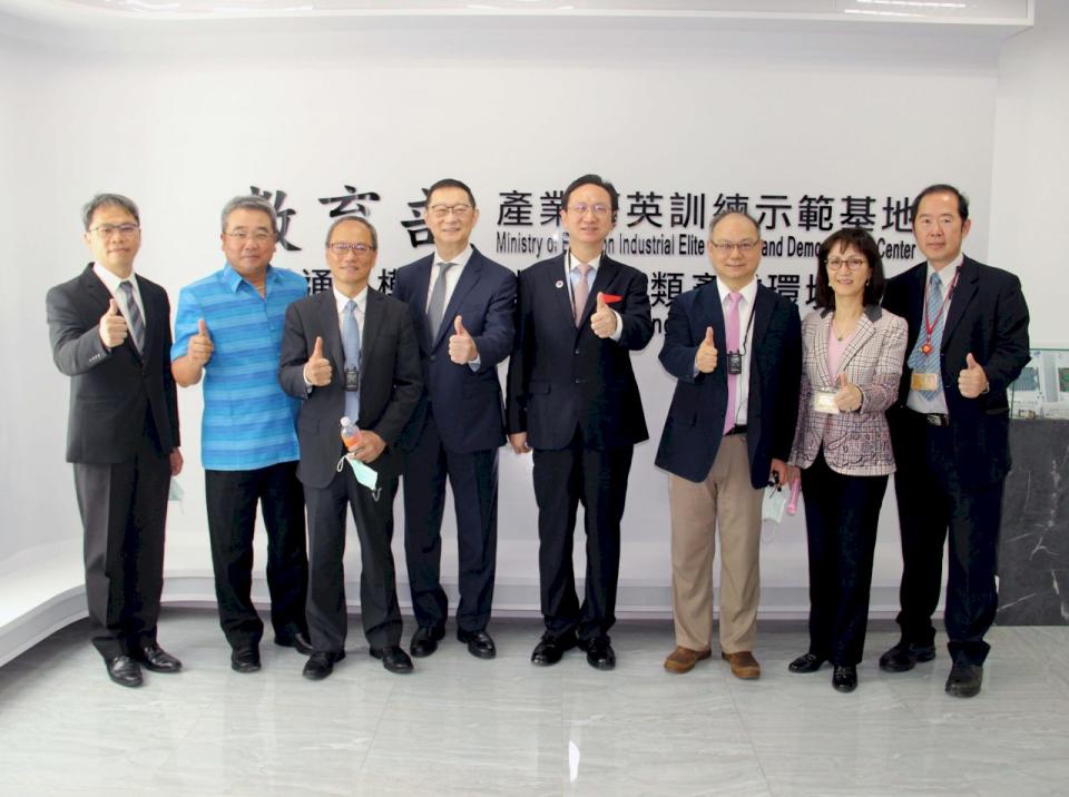 僑委會委員長童振源(右四)等人參訪龍華科技大學。(龍華科大提供)