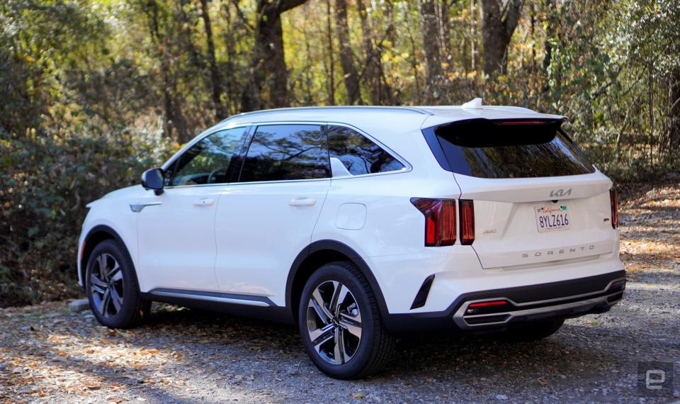 <p>2022 Kia Sorento PHEV side profile</p>
