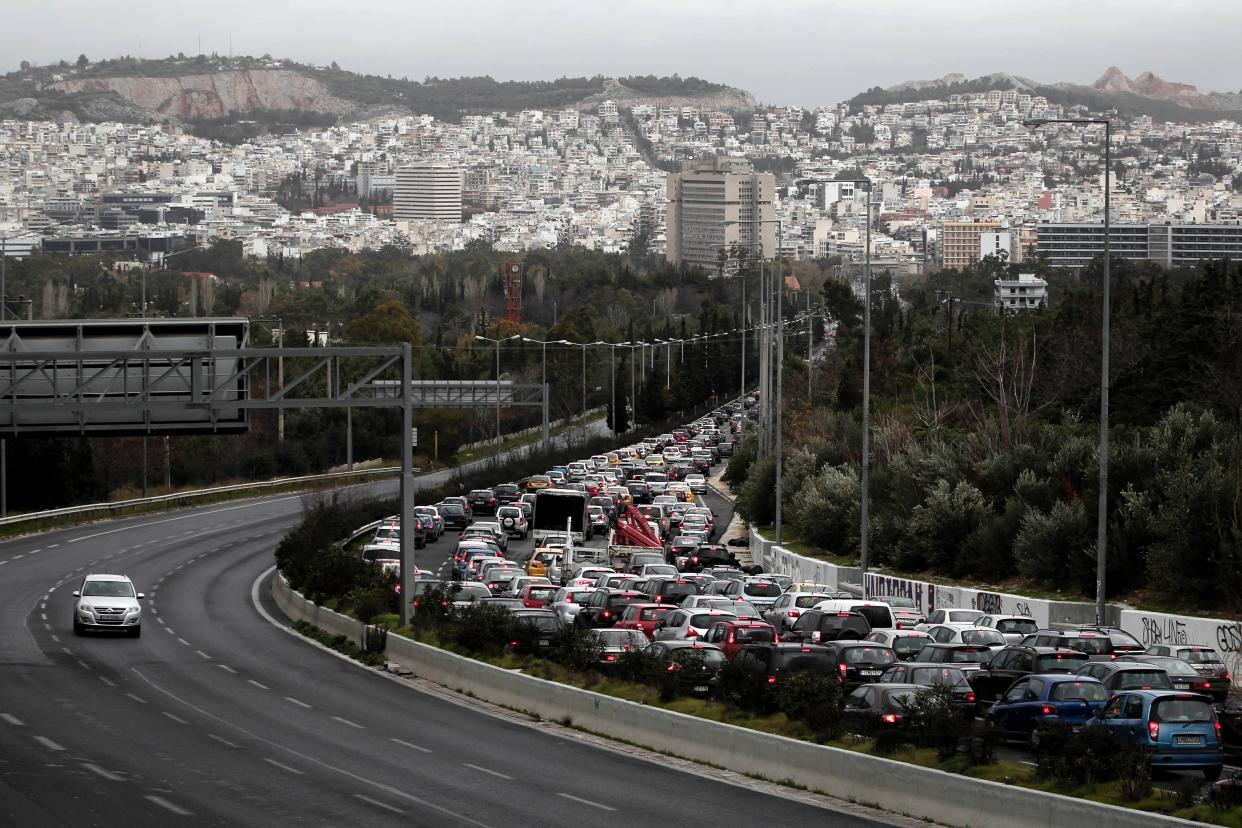 Los embotellamientos golpean directamente la economía de los hogares urbanos (AP Foto/Petros Giannakouris) 