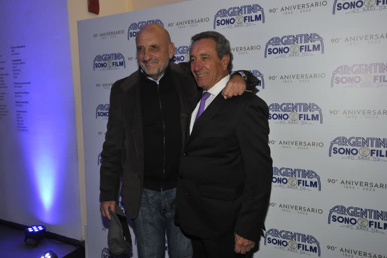 Antes de que arranque el cóctel, el actor charló con Luis Scalella; momento que fue registrado por la prensa