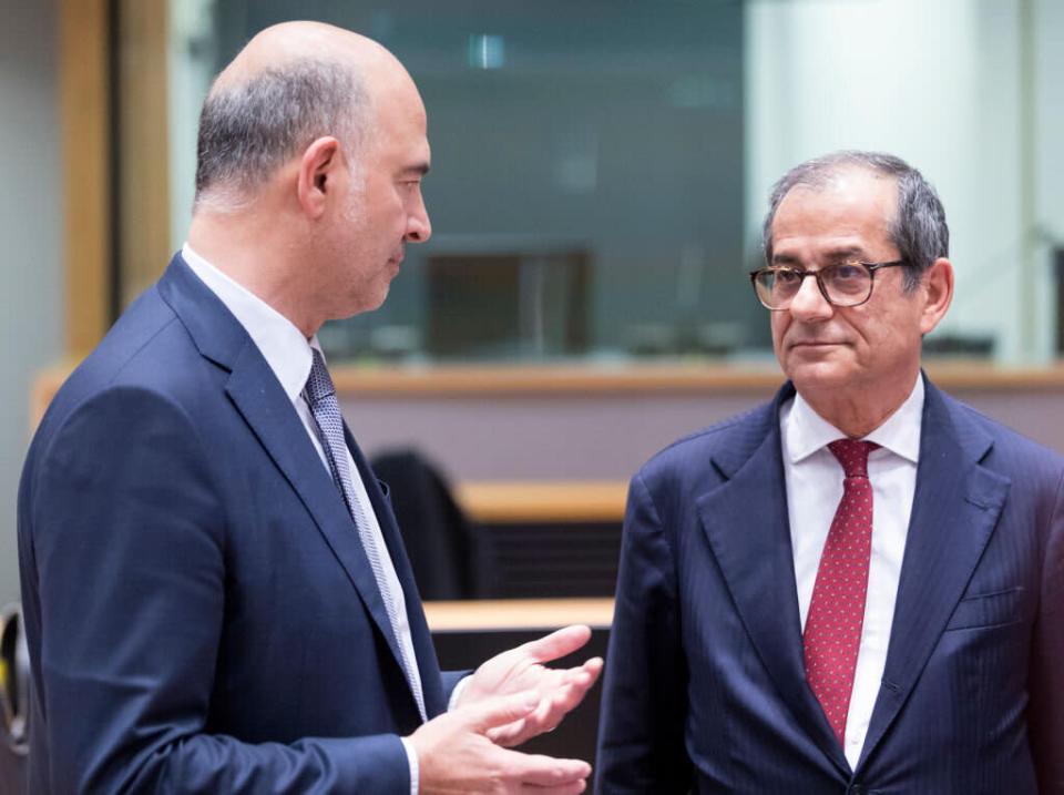 In questa foto sembra che Moscovici sia intento a spiegare i voleri della UE a Giovanni Tria (Photo by Thierry Monasse/Getty Images)