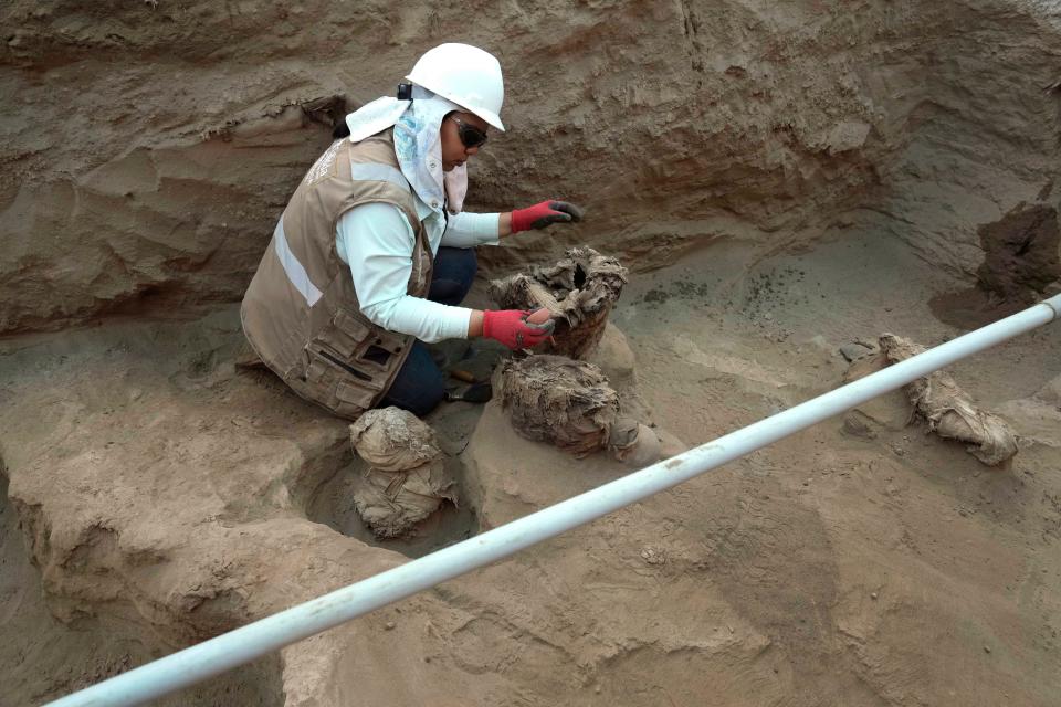 The eight burial offerings from the pre-Inca Ychsma culture, found by city workers. 