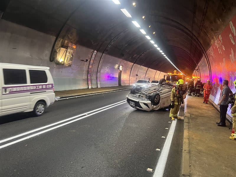 國道五號雪隧北上2車追撞1車翻覆。（圖／翻攝畫面）