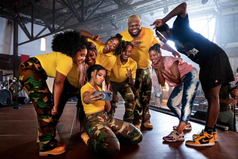 (from left) Anjelika Washington, Jekayln Carr, Chloe Bailey, Kiara Iman, Ilario Grant, Druski, director Tina Gordon and a crew member on the set of Praise This.