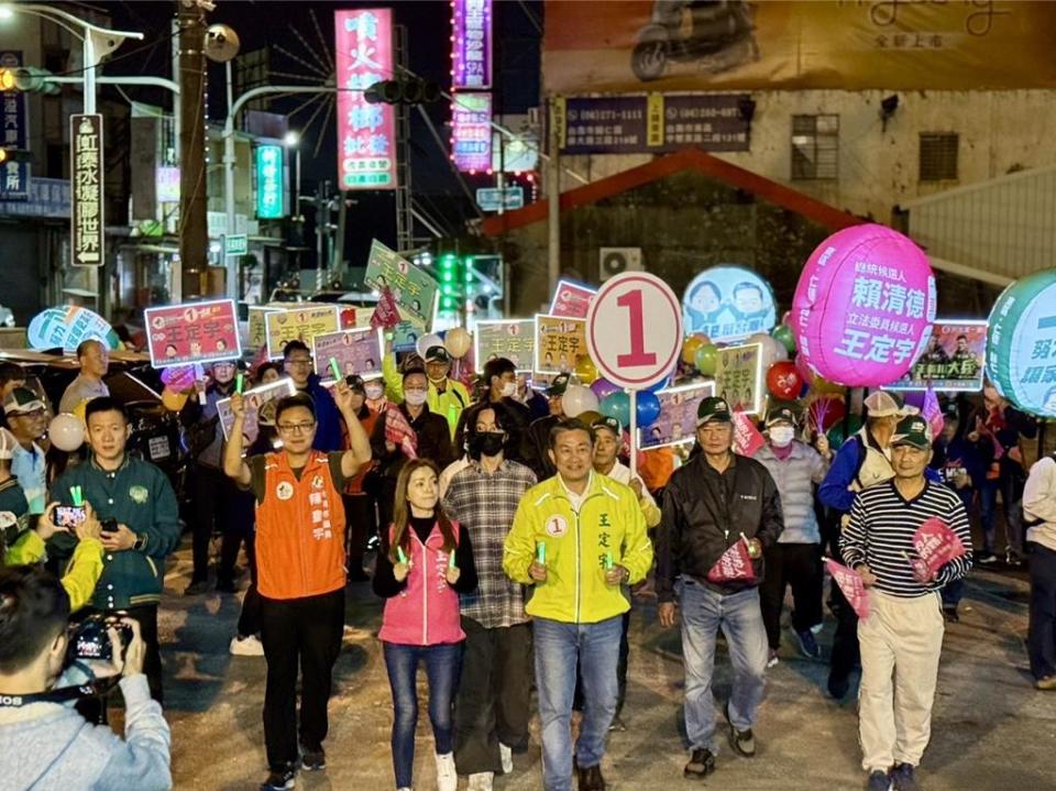 王定宇在選戰最後一哩路推出「5日大潦街」，徒步向鄉親拜票。(王定宇競總提供／曹婷婷台南傳真)