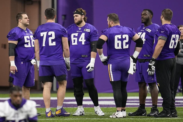 Vikings' offensive line in flux ahead of matchup with Giants