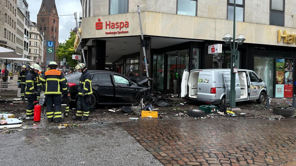 Unglück am Jungfernstieg in Hamburg. Ein Auto fährt in eine Menschengruppe. (Bild: dpa)