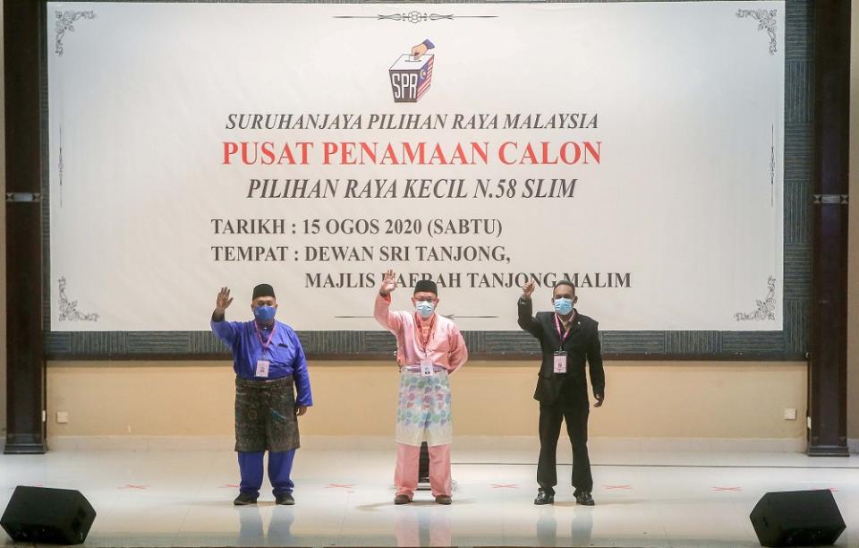 (From left) Barisan Nasional’s Mohd Zaidi Aziz, Pejuang’s Amir Khusyairi Mohamad Tanusi and Independent candidate Santharasekaran Subramanian at the nomination centre in Tanjung Malim August 15, 2020. ― Picture by Farhan Najib