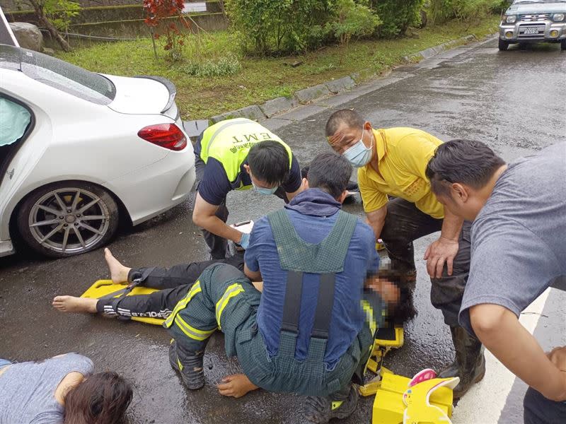 賓士車自撞護欄起火，23歲男子無呼吸心跳。（圖／翻攝畫面）