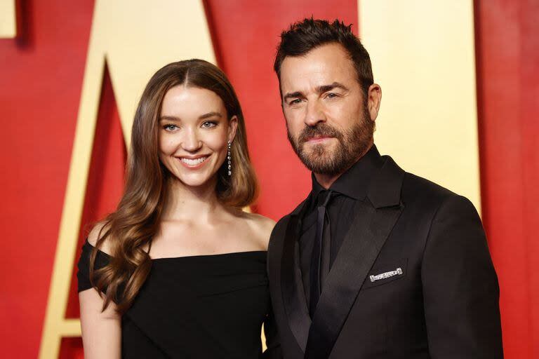 Nicole Brydon Bloom y Justin Theroux, en la fiesta de Vanity Fair