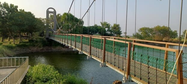 小南海風景區之湖光風色，其吊橋構件更新工程甫於111.10.15完工。
