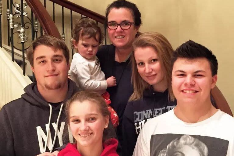 Rosie O'Donnell, años atrás, junto a sus cinco hijos