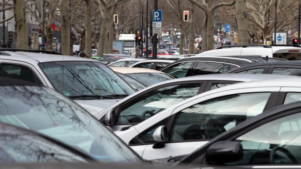 Dicht an dicht parkende Autos im Zentrum von Berlin.