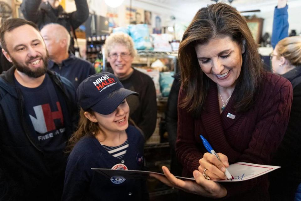 La ex embajadora ante Naciones Unidas Nikki Haley firma autógrafos durante un encuentro en Robie Country Store, el jueves 18 de enero de 2024, en Hooksett, Nueva Hampshire. Las encuestas muestran a Haley superando a Ron DeSantis para el segundo lugar en la votación primaria del próximo martes.