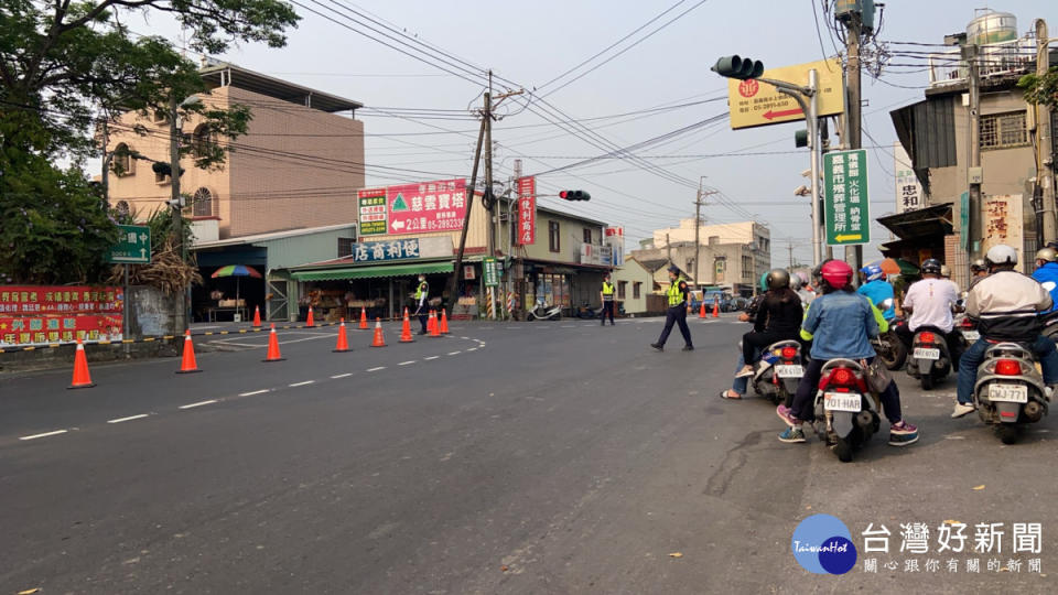 嘉義縣警局加強中莊(牛稠埔)公墓、嘉義市立殯儀館及慈雲寶塔、龍巖嘉雲生命紀念館(原嘉雲寶塔)等墓園周邊路段交通疏導管制／警方提供