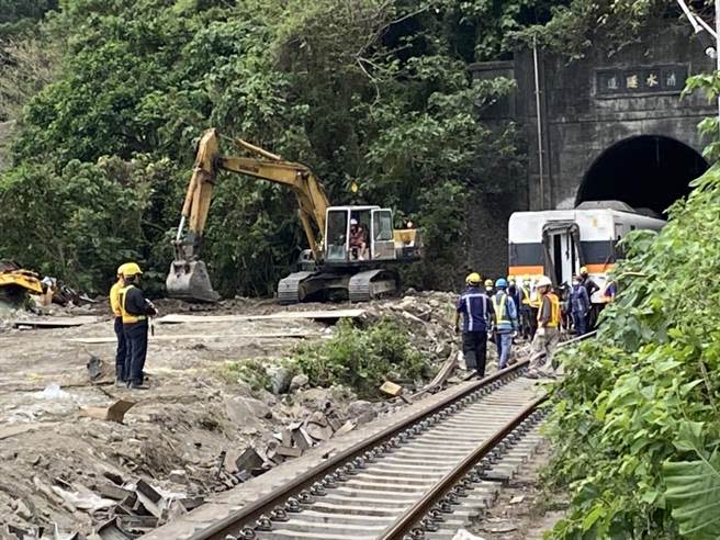 台鐵太魯閣號2日發生嚴重出軌意外，釀重大死傷。（資料照／羅亦晽攝）