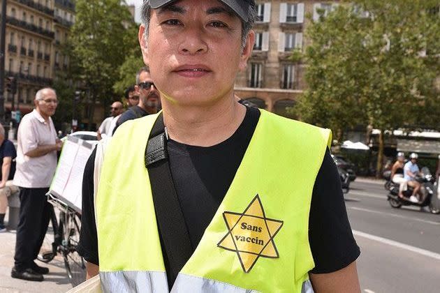 Un autre manifestant porte une étoile jaune, place de la Bastille à Paris, samedi.