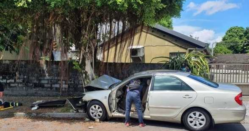 花蓮鳳林鎮台9線今天上午發生一起汽車撞路樹車禍，導致2死2傷。（圖／翻攝畫面）