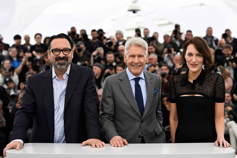 El director James Mangold, Harrison Ford y Phoebe Waller-Bridge en el Festival de Cannes, durante la presentación en estreno mundial de la quinta película de Indiana Jones en mayo pasado 