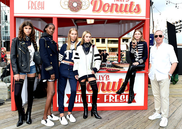 Same, same but different: Genau wie Model Gigi Hadid (2. von rechts) ist jetzt auch Delilah Belle Hamlin (mittig) Mitglied von Tommy Hilfigers Model-Crew. Vertreten wird Delilah von der Modelagentur Elite Models New York. Foto: Mike Copola/Getty Images for Tommy Hilfiger