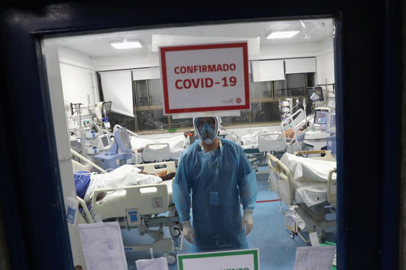 Foto de archivo. Un trabajador de salud atiende una sala de pacientes con Covid-19 en un hospital de Santiago