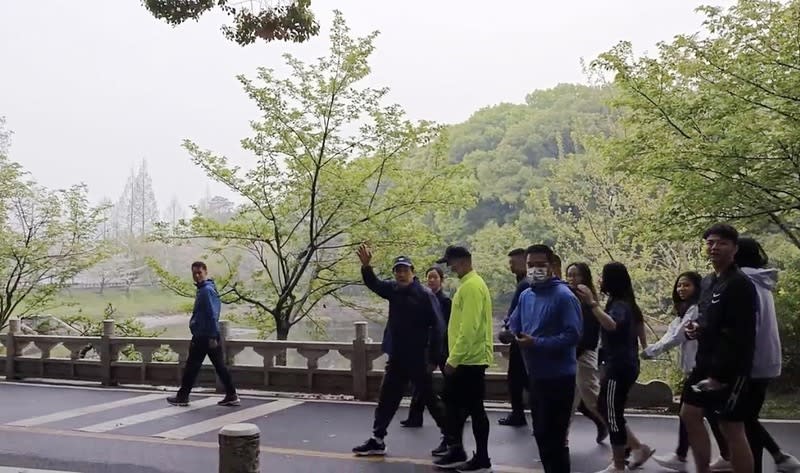 馬英九30日上午在武漢東湖 賓館慢跑，巧遇台灣記者。 中央社