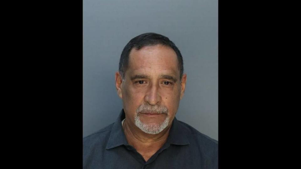 La foto de la ficha policial del comisionado de Miami-Dade Joe Martínez, quien se entregó el martes 30 de agosto de 2022 para enfrentar una acusación penal de compensación ilegal.